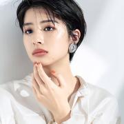H&M 河北裕介×女優 佐久間由衣｜NARSのアイシャドウで艶やかな質感のヘルシーさを演出