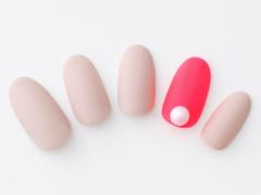 【365日ネイル】スモーキー×蛍光でピンクを一新！　大人がときめくマットピンクネイル |