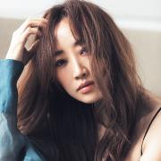 神崎恵さん×触れたくなるベージュリップ｜女っぽさを盛り上げたいときは、あえて地味色の