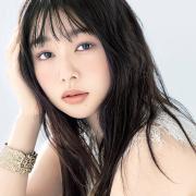 桜井日奈子さん×H&M笹本恭平さん｜エレガンスのアイシャドウで透け感のある目元に変身