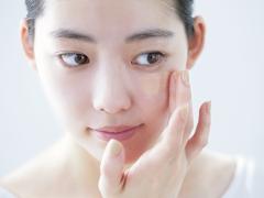 透明感をつくるファンデ＆パウダーの塗り方｜ファンデは部分塗り、パウダーでテカりを防