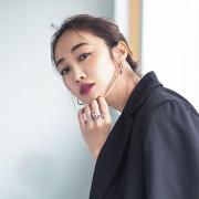 神崎恵さん×デキる女リップ｜青み系パープルピンクで美人感のある唇に |