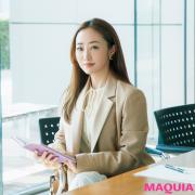 神崎 恵さんが提案！ オフィスシーンの美人顔は、ツヤ肌に意志ある眉が最強（1ページ目）