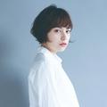 耳かけヘアで知的な印象に！ 重軽シルエットで作る美人ショートボブ | ビューティーガール