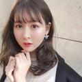 人気のシースルーバング＆ローレイヤーミディヘアは、顔まわりに遊びのあると今年っぽい
