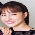 ロングヘアの簡単アレンジ｜涼しげに見える後れ毛控えめのタイトポニー |