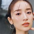 ルナソルのアイシャドウパレットで抜け感アイを演出♪ ポイントはラメの多色使い！ |