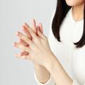 「ツヤ髪」が1日中持続する、洗い流さないトリートメントの正しい使い方 |
