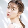 女優・松本まりかさんの崩れないナチュラルメイク術「THREEのクリームアイシャドウならヨレ