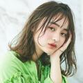 涼しげなミディアムヘアは、オリーブベージュとフェミニン透け感パーマが鍵！ |
