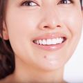 歯の黄ばみを阻止して口もと美人へ！黄ばむ5大原因とセルフでできる解消法を歯科医師が解