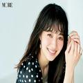 梅雨どきの前髪のうねりを生かして、上品でこなれた雰囲気に。ヘアアレンジ「ゆるカール