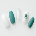 【365日ネイル】カラーストーンのような華やかさを…クリーンなグリーンネイル |