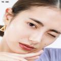 透明感の出るツヤ×ラメのアイシャドウに注目。『ルナソル』と『セルヴォーク』のチークも