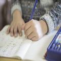 「左利き」でも美文字がすぐ書けるコツ。まず紙の位置を変えてみて | ビューティーガール