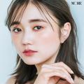 鈴木友菜の子ども時代、定位置はお母さんの陰？ 人見知りだけど超キュートな秘蔵ショット