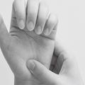 生理痛がつらい人はココを押す! 不調に効くツボ10選 -