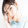 こめかみのくぼみ、頬の下のコケ…年齢による“顔の影”は、ピンクのコントロールカラー