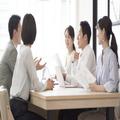 すぐ「私オバさんだからさぁ」と言う同僚にモヤッ。なぜ自虐するのか | ビューティーガー