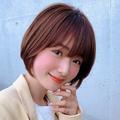 流行のジャケットに似合うショートへアは、丸みシルエットと前髪で女らしく |