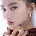 遊び心がキラリと光るアイメイクにTRY！ 【山本舞香×北原果】モードな変形アイライン | ビ