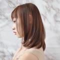 ワイドバングで横顔がかわいいミディアムへア！繊細なレイヤーが作り出す曲線が魅力 |