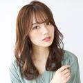 ゆるふわのレイヤーセミロングヘアは、2WAY前髪で印象も思いのまま！ |