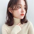 伸ばしかけの前髪でかわいく変身？！小顔効果も抜群なレイヤーミディヘア |