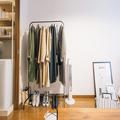 あえて洋服は見せて収納。ハンガーラックでつくるおしゃれインテリアのコツ -