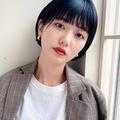 地毛よりもダークなカラーが新鮮！シンプルなミニボブは、ワイドバングでモードな気分に