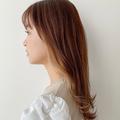 インナーカラーでトレンド感満載ヘア！ぱっつん前髪の若見えミディ |