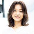 ［40代の2020年最新髪型］Sカールの前髪効果で生え際白髪目立たない［ミディアムヘア］ -