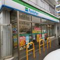 沖縄ファミマで必ず食べておきたい『ウインナー天ぷら』 地元の人気弁当店が製造 - ビュー