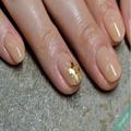 あたたかみをアップ！シンプルネイルにはゴールドをプラスして♡ -