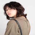 女性らしい黒髪ミディアムパーマ15選。40代の大人だから似合うおすすめ好印象ヘア - ビュー