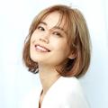 センターパートでお洒落に！大人カジュアルのハイトーンボブ｜最旬ヘアカタログ |