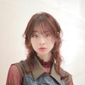 注目ピンクカラー＋大人の姫カットで軽やかミディレイヤー｜最旬ヘアカタログ |
