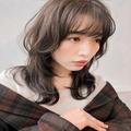 大人っぽいを意識するなら「ミディアム×前髪あり」がおすすめ。魅力溢れる好印象ヘア -