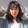 オフィスにもおすすめのプラチナベージュカラーの透明感ヘア |