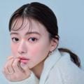 山本舞香さん×シャネルのコーラルピンクチークで温かみのあるほんわか春顔に |