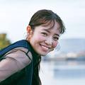 横田真悠さんが2022春色メイクを先取り｜Wチークで洗練された血色感を演出 |