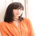 伸ばしかけから作るおしゃれなミディアムヘア。印象を変えたい人におすすめの髪型 - ビュ