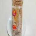 【ファミマ】こんな具材たっぷりでいいの…？サラダチキンと野菜ソースが相性抜群な「全