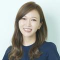 縦ジワが気になる唇は、ムッチリ厚みのあるツヤ感リップをたっぷりと！ プロが教える人気