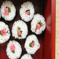 お弁当まで桜満開！お花見にぴったり！春の気分いっぱいの2種の桜おにぎり - ビューティー