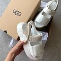 ブーツが有名なUGGだけど、ぷっくりサンダルも超絶かわいい！“雲の上を歩いている”よう