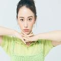 山本舞香さんがイエローアイ×ピンクチークのカラフルメイクに挑戦！ | ビューティーガール