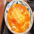丸亀製麺のトマたまカレーうどんが1年ぶりに復活 終盤にウマさ倍増する「仕掛け」が…