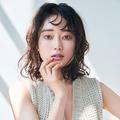 80’sムードを取り入れた青みピンクメイクで柔らかい雰囲気に♪｜人気H＆M岡田知子さんが提