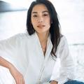 生まれもった素材だけの勝負は卒業。大人の「カジュアルな白シャツ」を格上げするメイク